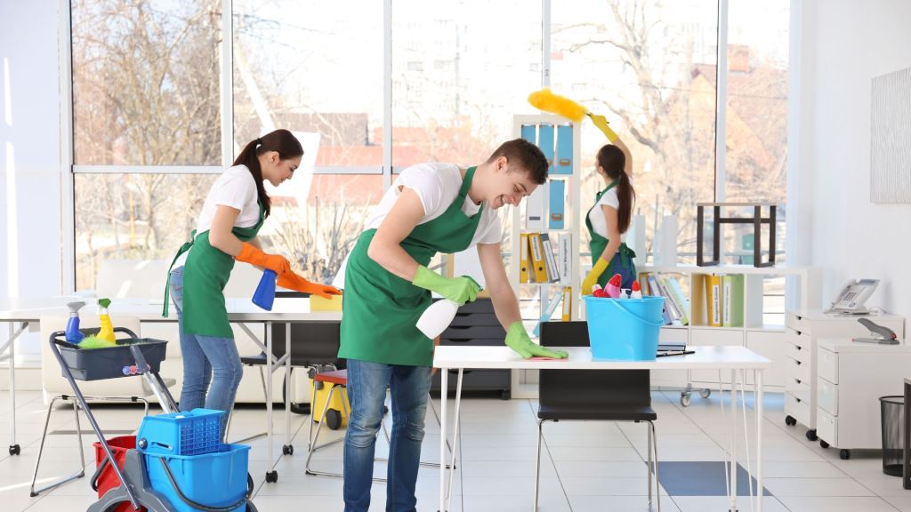 Should I Hire a House Cleaning Service