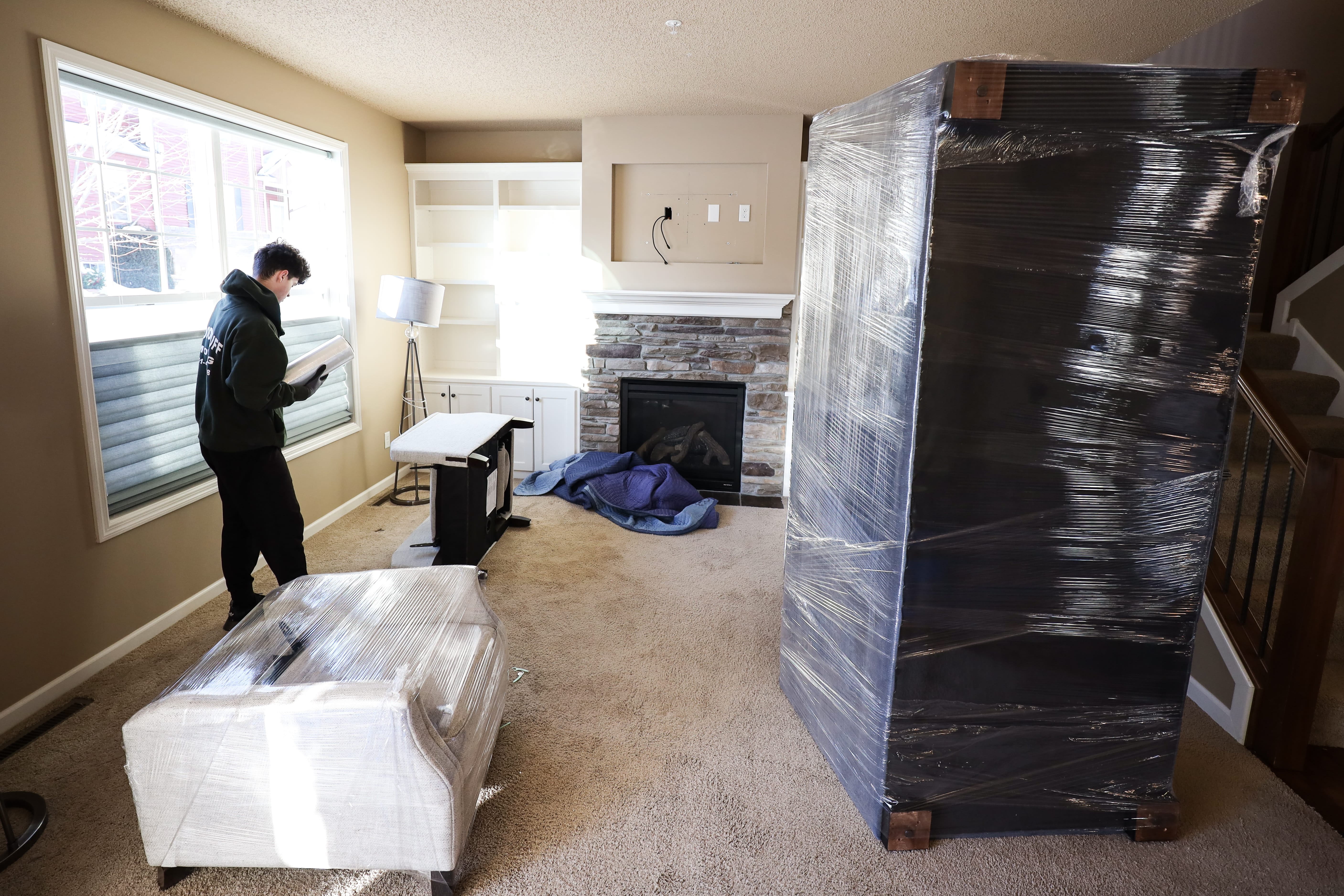 Blog 13 Men Packing boxes for a move